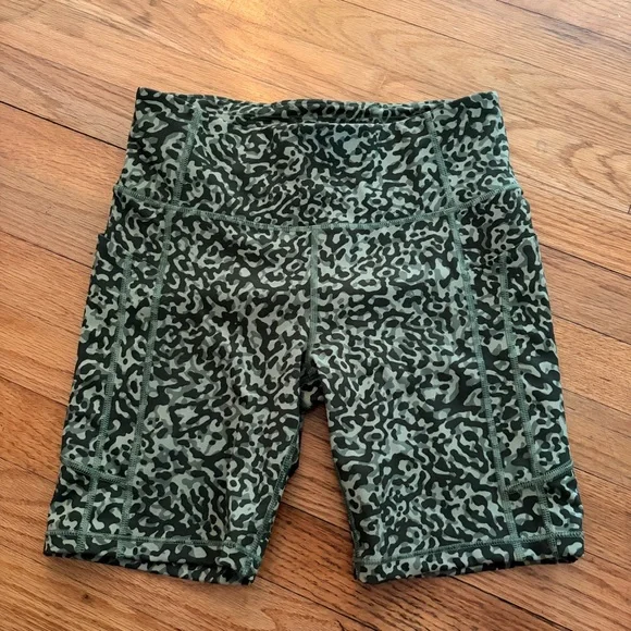 Athleta Ultimate Stash II 7” Short Green Camo Women's Biker Shorts - Picture 2 of 8